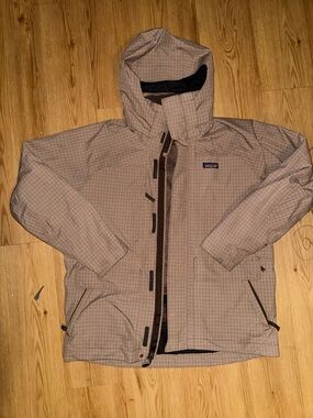 Patagonia Rubicon Sidewall Shell Ski Jacket size M but fits like a L-XL.